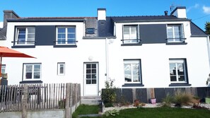 Vue extérieure du bâtiment. FACADE SUD   pièce de vie au Rez  de chaussée  chambres à l'étage