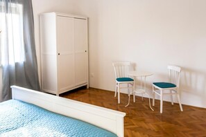 Sleeping area. Bedroom 1, 160x200cm bed, exit to balcony
