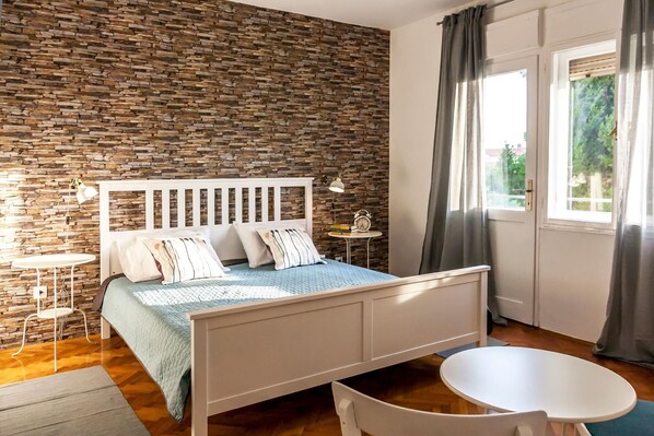 Sleeping area. Bedroom 1, 160x200cm bed, exit to balcony