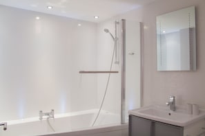 En-suite bathroom in the second bedroom