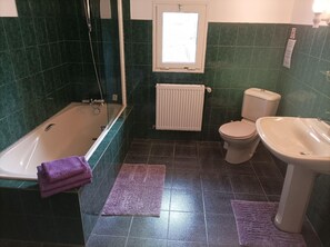 Großes en-suite Badezimmer, das vom Hauptschlafzimmer abgeht