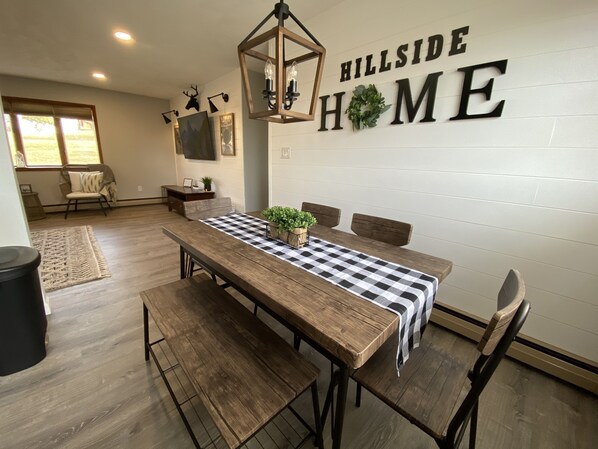 Dining room for up to 6 guest. 