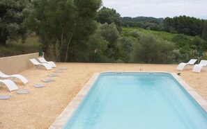 La Piscine partagée en balcon sur les vignes