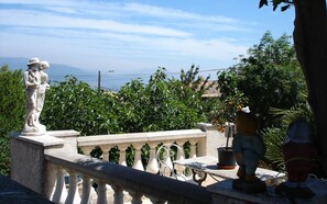 Petite terrasse à l'ombre d'un arbre