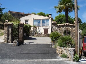 Vue de face de la propriété et du gîte