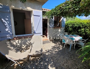 Entrée et terrasse ombragée