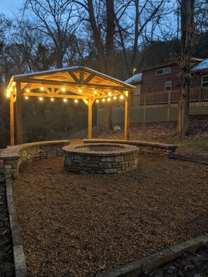Community fire pit & picnic area next to Sophie Cabin.