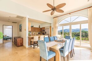 Acqua 801 Open Dining Area