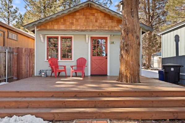 Amazing deck and a tree growing in the middle of your retreat makes you feel at one with the forest.