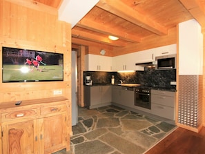 Cabinetry, Meubles, Comptoir, Bois, Cuisine, Électroménager, Design Intérieur, Éclairage, Tache De Bois, Appareil De Cuisine