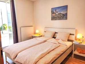 Bett, Schlafzimmer, Bettdecke, Bedding, Möbel, Interior Design, Holz, Zimmer, Bettrahmen, Linens