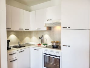 Küchengerät, Küche, Countertop, Major Appliance, Cabinetry, Holz, Herd, Haushaltsgerät, Interior Design, Herd