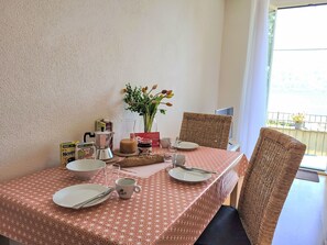 Meubles, Design Intérieur, Table, Vaisselle, Textile, Nappe De Table, Chaise, Salle À Manger, Sol, Table Cuisine Et Salle A Manger