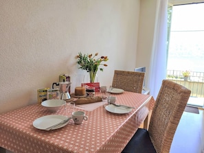 Möbel, Interior Design, Tabelle, Geschirr, Textil, Tischdecke, Stuhl, Esszimmer, Flooring, Küche & Esszimmer Tisch