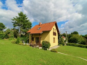 Wolke, Pflanze, Himmel, Gebäude, Fenster, Baum, Haus, Grundstueck, Natürliche Landschaft, Wohngebiet