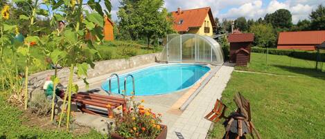 L'Eau, Nuage, Ciel, Plante, Propriété, Bâtiment, Piscine, Arbre, Mobilier De Jardin, Paysage Naturel