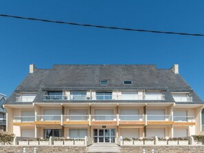 Himmel, Gebäude, Fenster, Eigentum, Tür, Haus, Holz, Nachbarschaft, Abstellgleis, Wohngebiet
