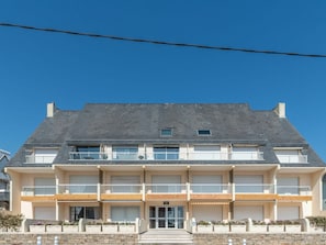 Himmel, Gebäude, Fenster, Eigentum, Tür, Haus, Holz, Nachbarschaft, Abstellgleis, Wohngebiet