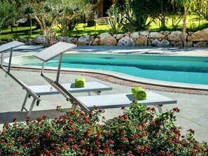 Pflanze, Wasser, Blume, Eigentum, Grün, Schwimmbad, Botanik, Baum, Gartenmöbel, Schatten