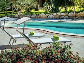 Pflanze, Wasser, Blume, Eigentum, Grün, Schwimmbad, Botanik, Baum, Gartenmöbel, Schatten
