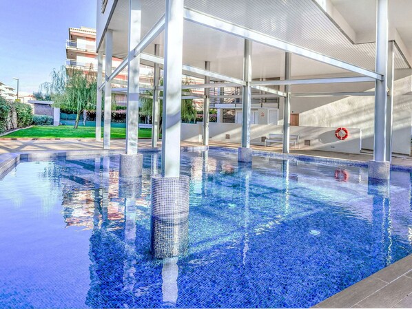L'Eau, Bâtiment, Plante, Bleu, Piscine, Ciel, Arbre, Ombre, Condominium, Design Urbain