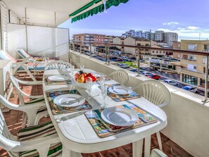 Bâtiment, Table, Ciel, Design Urbain, Vaisselle, Architecture Navale, Conception Automobile, Nuage, Rayonnage