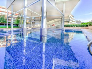 L'Eau, Bleu, Piscine, Bleu Azur, Bâtiment, Ombre, Éclairage, Architecture, Loisir, Ligne