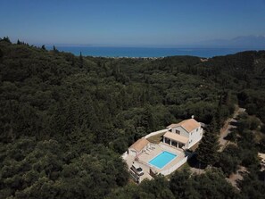 The house in a bird's eye view with a view of the sea.