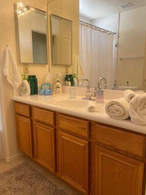Full bathroom #2 with tub 