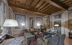 Common Room, Living Room, Room Detail