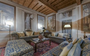 Common Room, Living Room, Room Detail