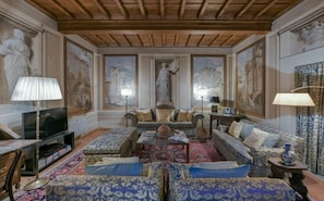 Common Room, Living Room, Room Detail