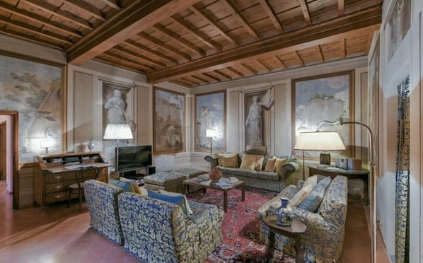 Common Room, Living Room, Room Detail