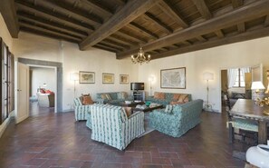 Common Room, Living Room, Room Detail