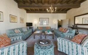 Common Room, Living Room, Room Detail