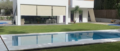 Jardín con piscina privada con vistas al golf 