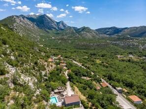 Das Villa liegt im Dorf Zadvarje, einem Hinterland der Makarska Riviera mit wunderschönen Kiesstränden in der Nähe und natürlichem Schatten durch Pinien