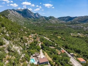 Located in Zadvarje village, a hinterland of Makarska Riviera with beautiful pebble beaches nearby, with natural shade by pine trees