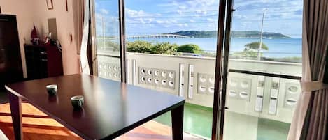 <Living room> You can see the sea and Hamahiga Bridge from the large window.