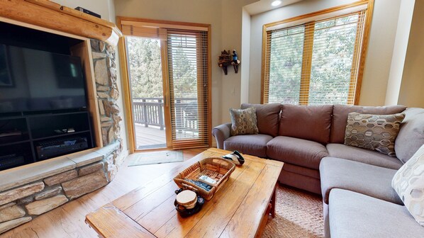 Flooring, Hardwood, Living Room, Indoors, Room