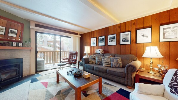 Living Room, Room, Indoors, Flooring, Couch