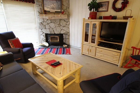 Furniture, Living Room, Room, Indoors, Table