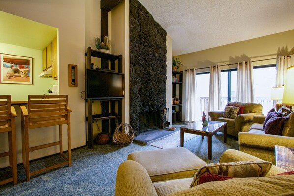 Indoors, Room, Living Room, Furniture, Couch