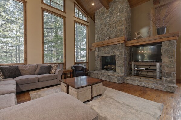 Living Room, Room, Indoors, Flooring, Furniture