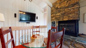 Screen, Flooring, Indoors, Hardwood, TV