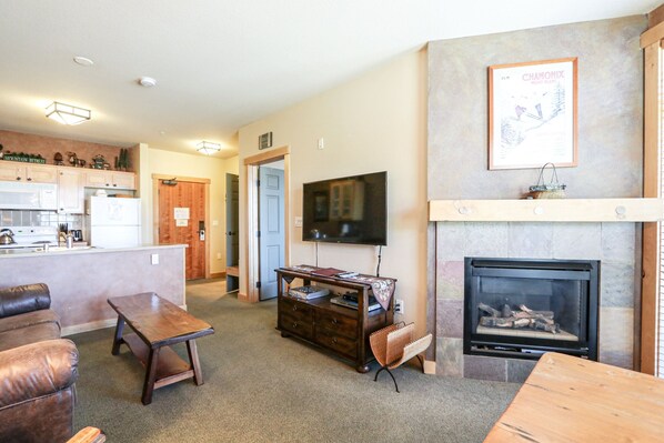 Flooring, Fireplace, Indoors, Room, Living Room