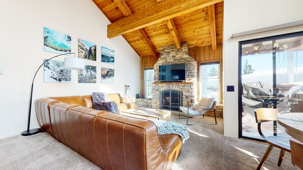Indoors, Living Room, Furniture, Home Decor, Lamp