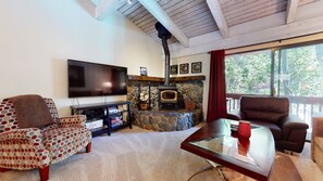 Living Room, Room, Indoors, Screen, Flooring