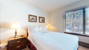 Bedroom, Room, Indoors, Bed, Furniture