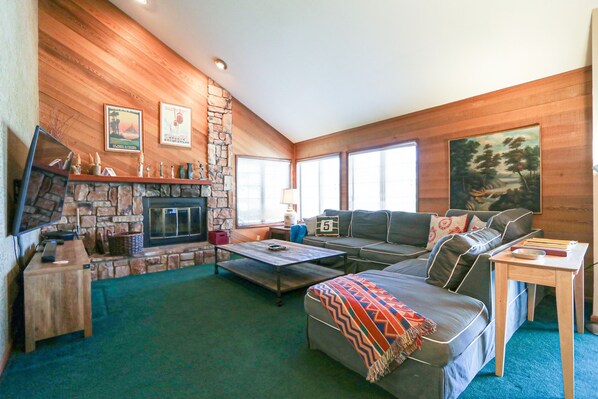 Room, Indoors, Living Room, Furniture, Couch